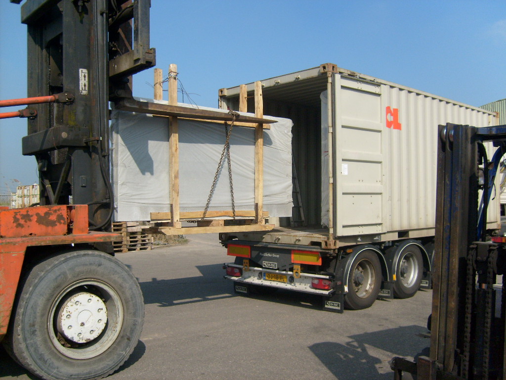 Lossen van containers met platen steen